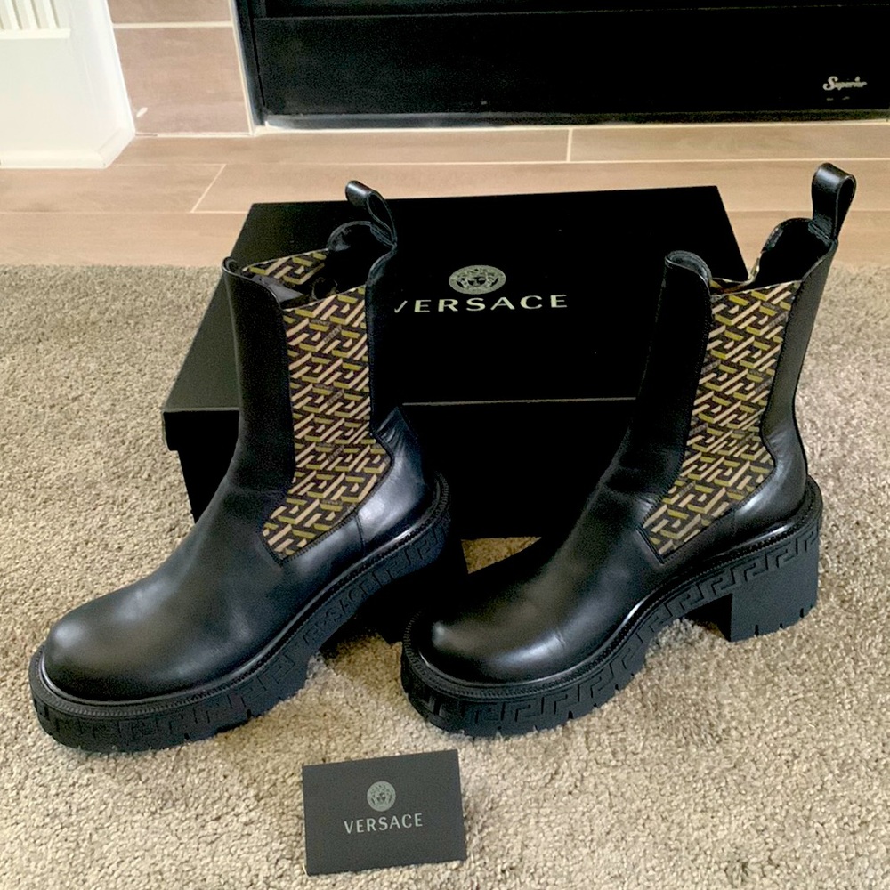 Versace Authentic Woman’s La Greca Boots 🥾 - Picture 3 of 8
